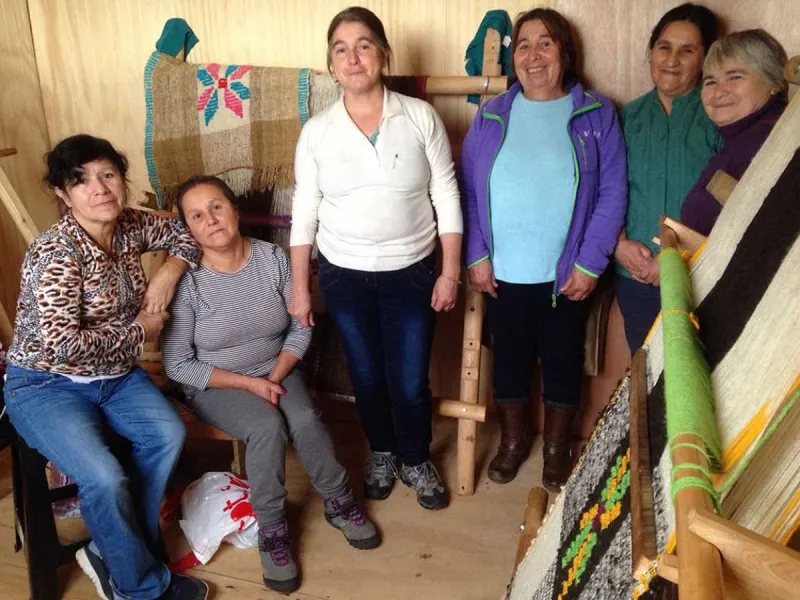Avanza capacitación a artesanas textiles en Caleta Gutiérrez