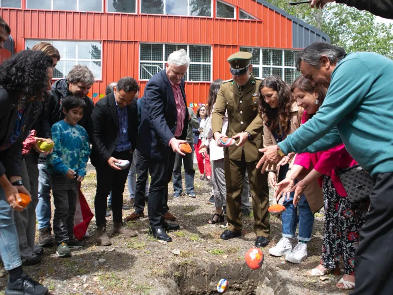 Ayer se realizó ceremonia de Primera Piedra de Enseñanza Media en la Escuela Epson de Ensenada