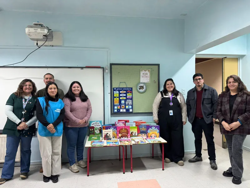 Biblioteca Familias Primero llega a establecimientos de Puerto Varas gracias a campaña solidaria de donación de libros