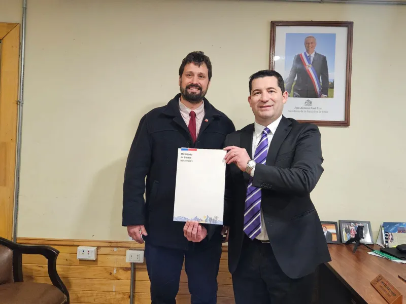 Bienes Nacionales y Municipalidad de Cochamó firman convenio para avanzar en la regularización de títulos de dominio