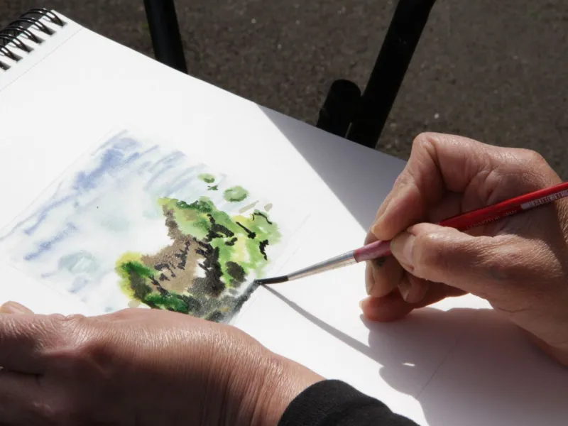 “Bitácora de la Orilla” de Verónica Astudillo Águila: la artista que sigue la huella del bosque fósil de la Región de Los Lagos
