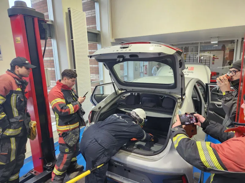 Capacitan a Bomberos para reforzar protocolos de emergencia relacionadas con vehículos eléctricos
