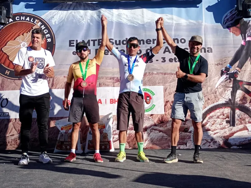 Ciclista puertovarino Daniel Díaz en el podio del Atacama Challenger 2025