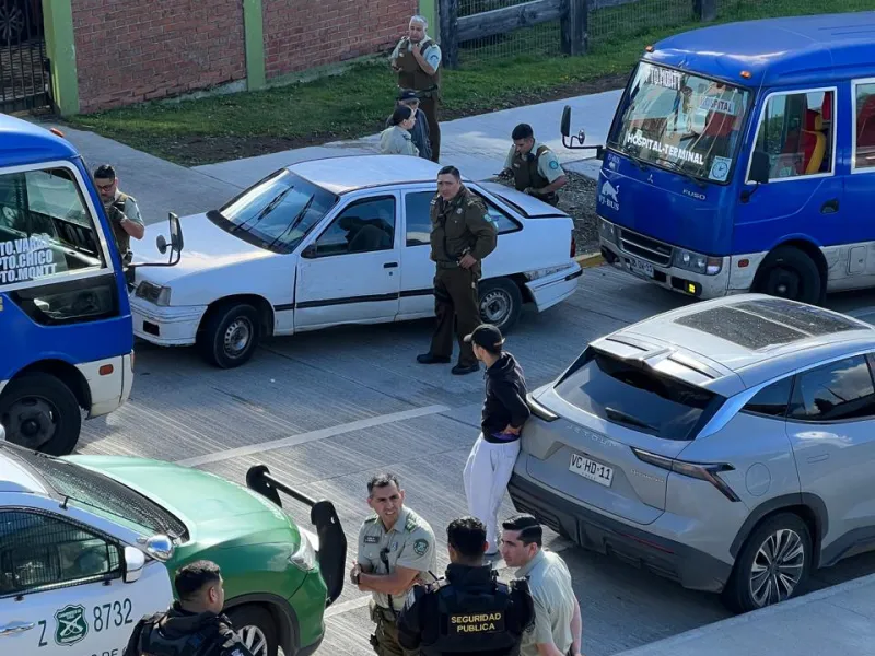 Colisión entre dos minibuses y un vehículo menor deja tres detenidos