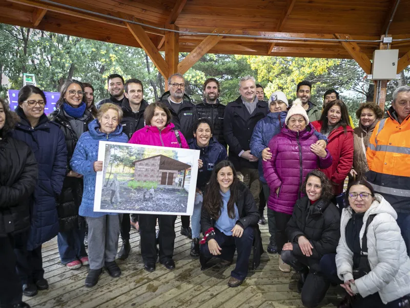 Con ceremonia de puesta de primera piedra comenzó ejecución de baños públicos en plaza cívica de Ensenada