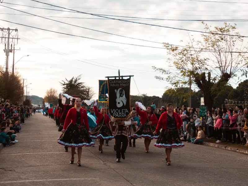 Con masivo desfile cívico-militar Llanquihue festejó sus 55 años de vida como comuna