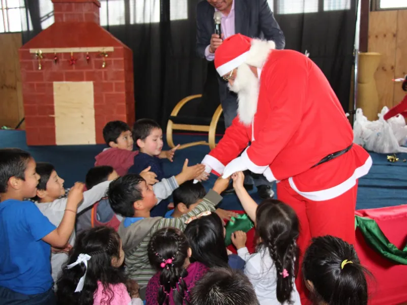 Con regalos y visita del Viejito Pascuero, niños de Frutillar celebran Navidad en los distintos sectores de la comuna