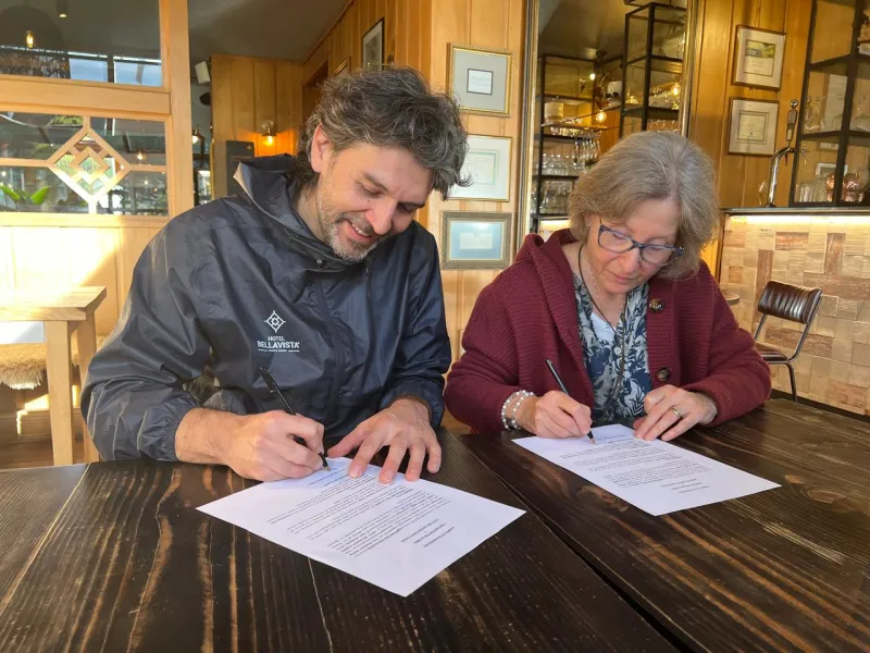 Corporación por la Niñez y Hotel Bellavista firman acuerdo de cooperación
