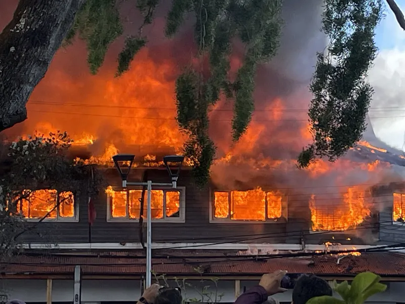 [VIDEO] Cuatro fallecidos, la pérdida de otro edificio patrimonial y la urgente necesidad de contar con un Carro Escala fue el lamentable saldo del incendio del mall chino en pleno centro de Puerto Varas