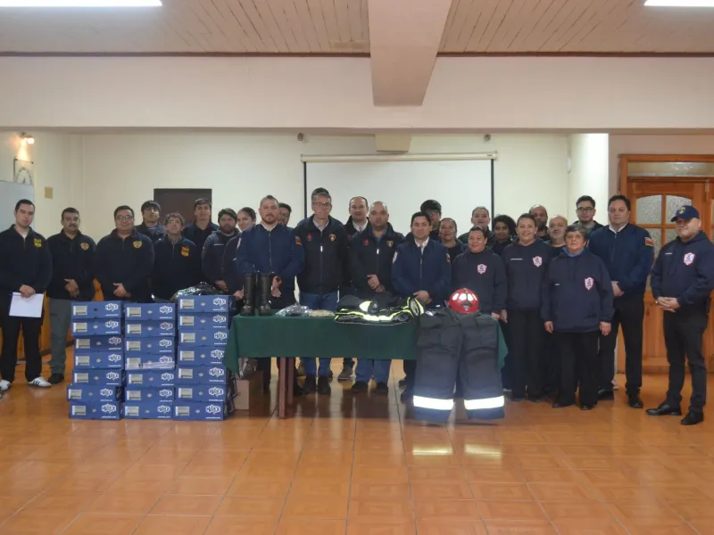 Cuerpo de Bomberos de Puerto Varas entregó equipamiento a la Brigada de Bomberos de Las Colonias