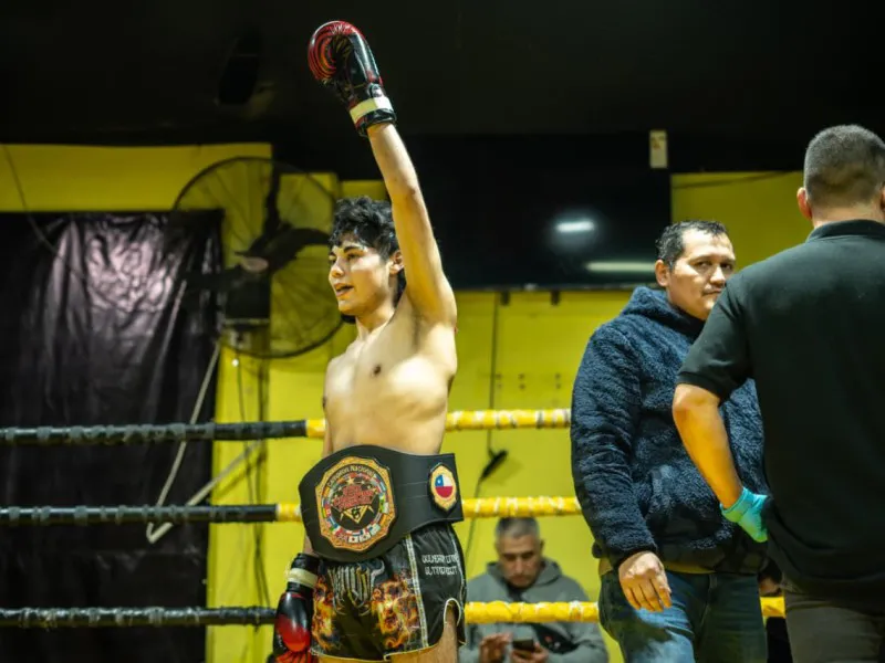 Deportista de Puerto Varas, Alexis Cerpa, recibe apoyo del Consejo Regional para viaje al Mundial de Kickboxing en Alemania