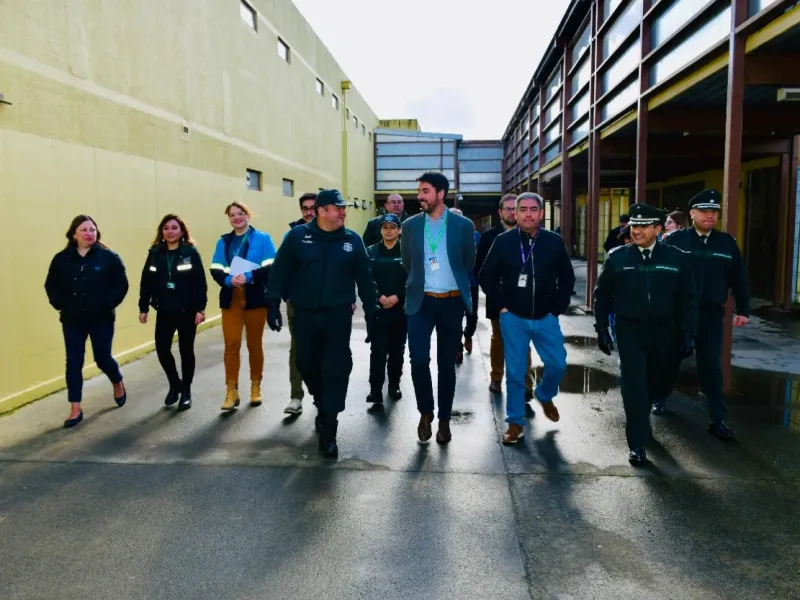 Directivos del Hospital Puerto Montt visitaron recinto penitenciario Alto Bonito para fortalecer el trabajo con Gendarmería