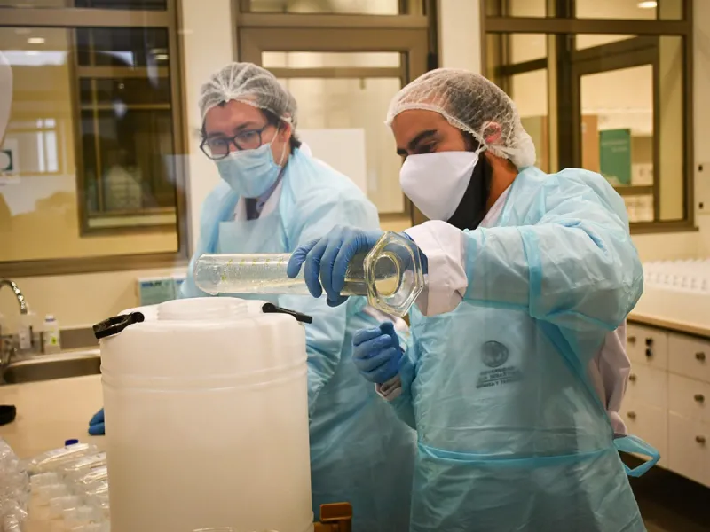 Elaboran 60 litros de solución desinfectante para manos en el Hospital Puerto Montt