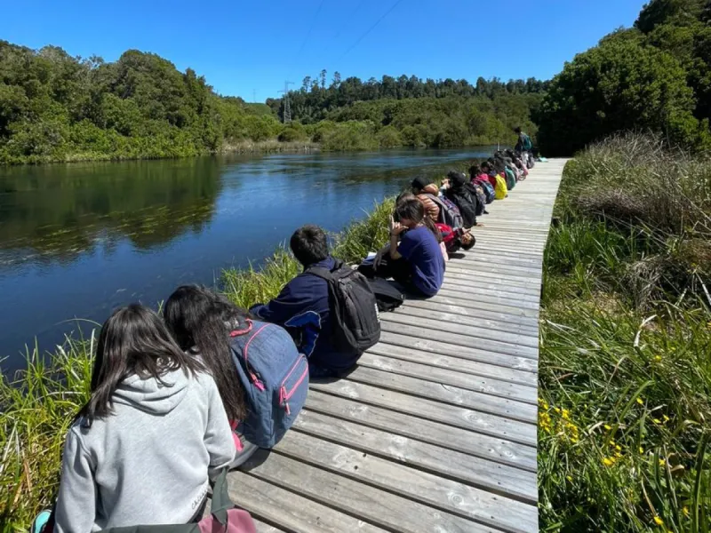 En el marco de la Escuela Naturalista que realiza Fundación Legado Chile: Encuentro de Educación Socioambiental celebra su segunda versión a orillas del río Maullín en Puerto Varas
