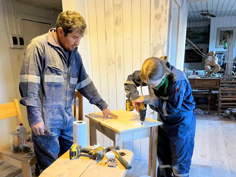 En Galería Machacoya de Puerto Varas alumnos aprendieron a construir la mesa y silla que los acompañará durante toda la Enseñanza Media