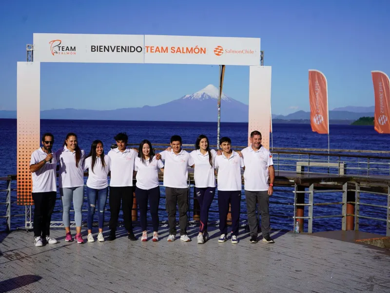 En Puerto Varas Más de un centenar de personas dieron la bienvenida a los integrantes del “Team Salmón”