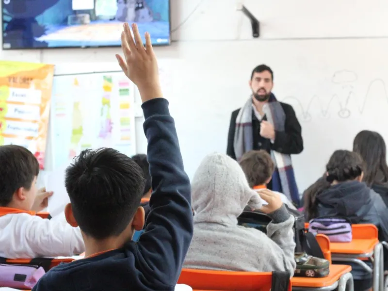 “Enseñando se aprende”: Último llamado a profesionales jóvenes que quieran transformar la educación del país