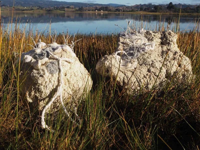 Exposición de la artista María Inés Galecio en el Centro de Arte Molino Machmar explora fenómenos geológicos desde el arte textil