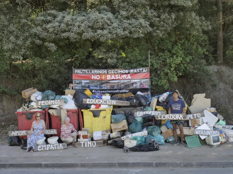 Frutillarinos realizan intervención urbana por exceso de basura