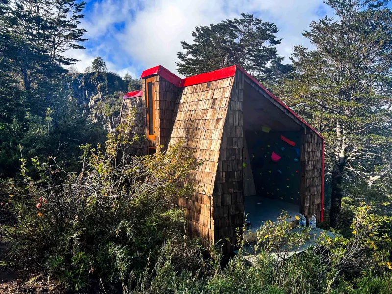 Fundación DeporteLibre inaugura primer refugio de montaña del proyecto “Los 16 de Chile” en Volcán Calbuco