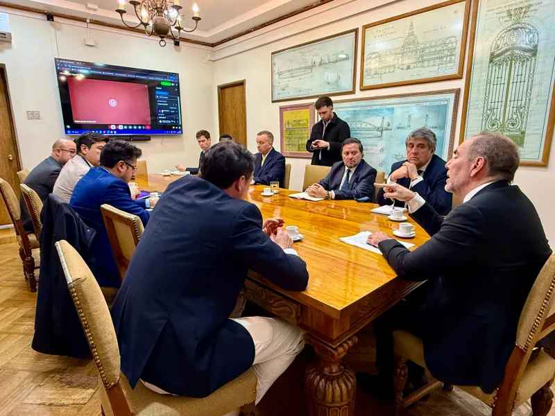 Gobernador Regional y alcaldes de Puerto Varas y Puerto Montt gestionan avances en conectividad y transporte ante el biministro Louis de Grange