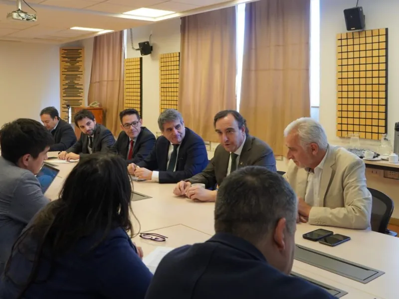 Gobernador Santana participó en reunión clave con Agorechi y Dirección de Presupuesto en Santiago