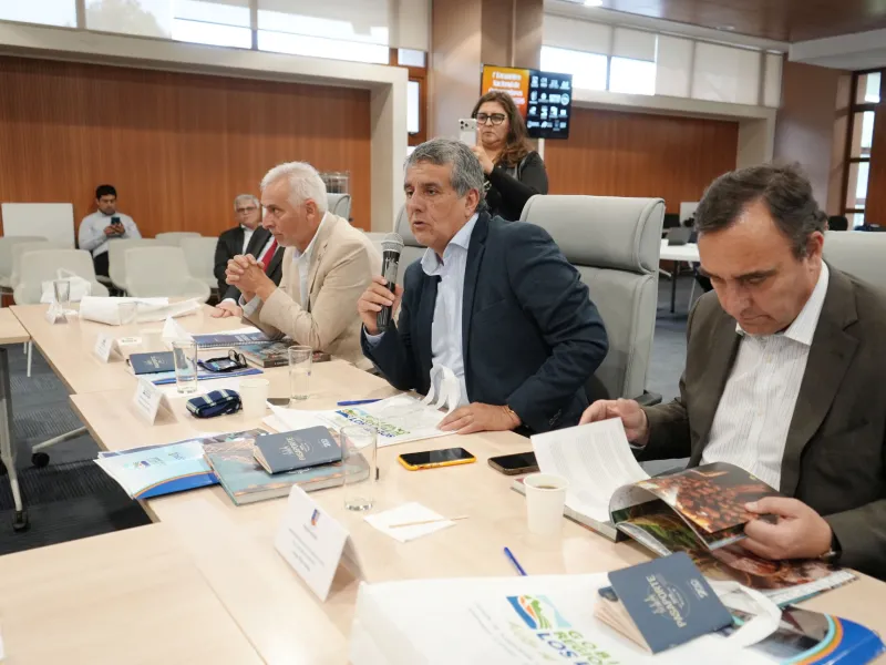 Gobernadores regionales expresan preocupación por alza de combustibles y piden subsidios a cargo de Transportes