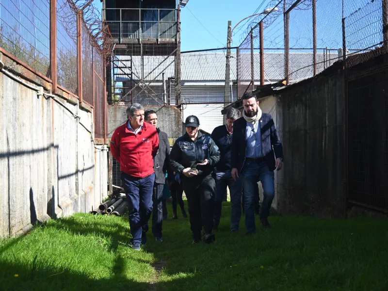 Gobierno Regional y Gendarmería conforman mesa de trabajo para fortalecer seguridad penitenciaria y dignidad laboral en Los Lagos