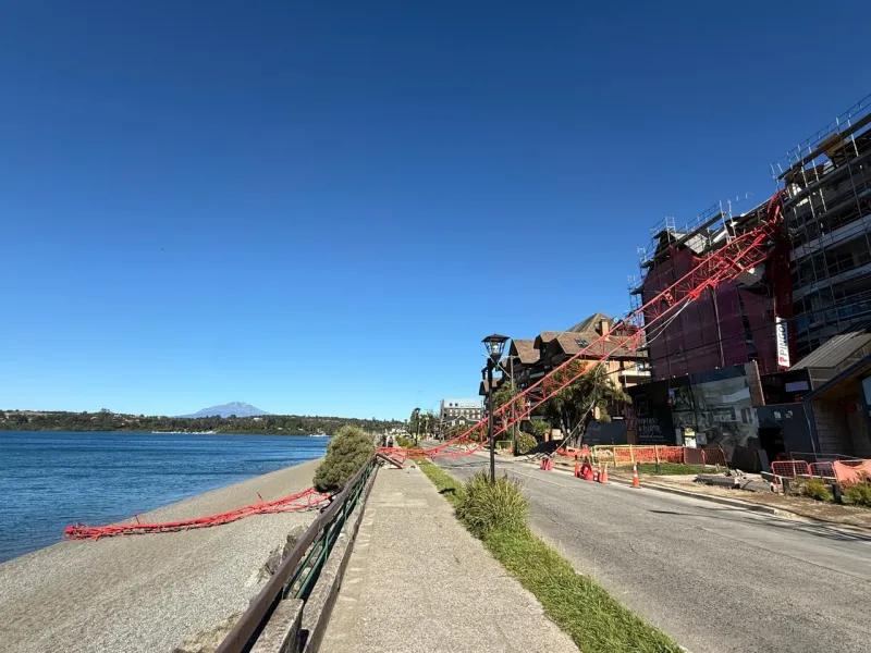 [VIDEOS] Grúa cae en Costanera de Puerto Varas: sector había sido evacuado una hora antes