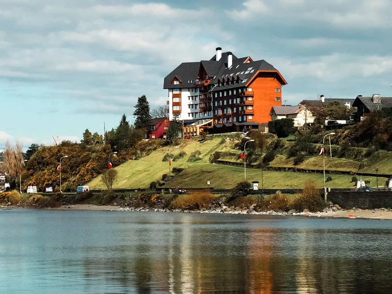Hoteles Cumbres vendió su propiedad en Puerto Varas y refuerza su modelo estratégico de operación hotelera
