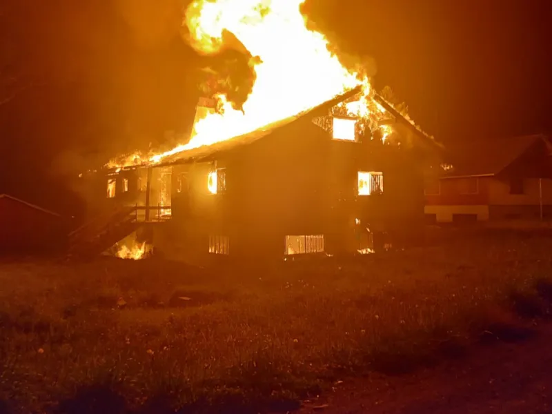 Incendio en casa de Aldea SOS movilizó a casi 100 bomberos de Puerto Varas y Llanquihue