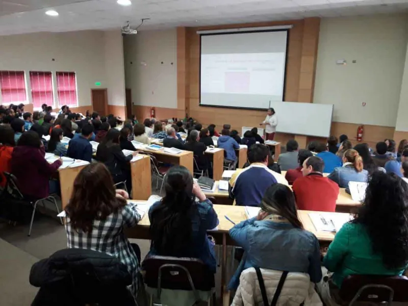 Más de 300 docentes y asistentes de la educación de Puerto Varas se están perfeccionando en la Universidad Austral 