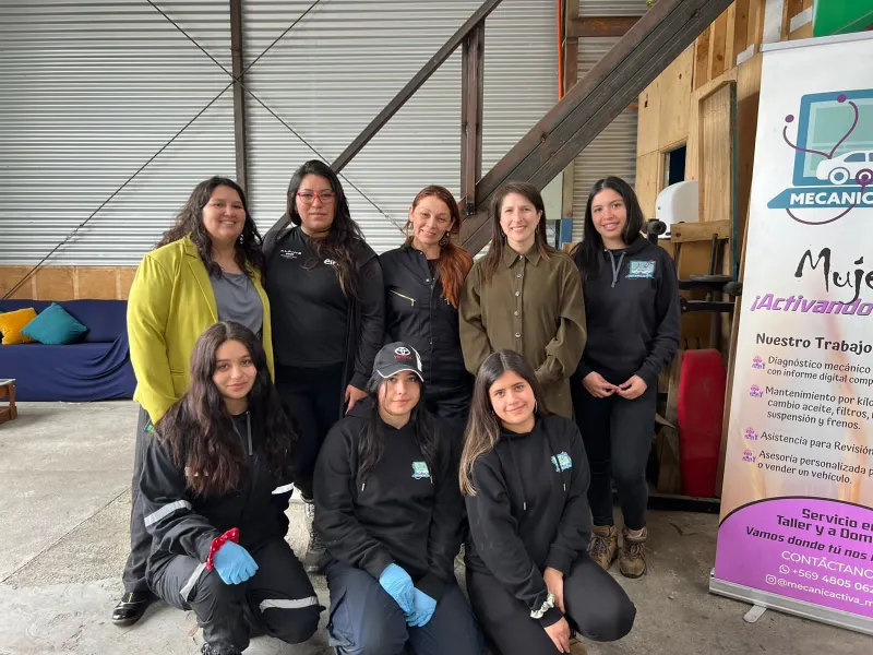 Mujeres mecánicas de Fresia, Frutillar, Puerto Montt y Puerto Varas fueron becadas para capacitarse en electromovilidad en la región de Los Lagos