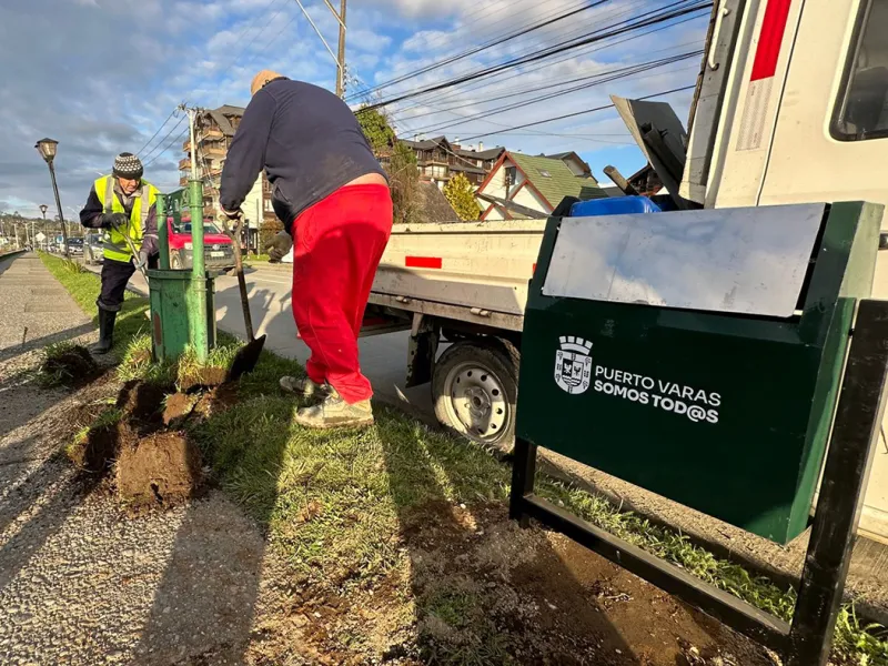 Municipio de Puerto Varas comenzó a ejecutar reposición de mobiliario urbano con nuevos basureros en Avenida Costanera