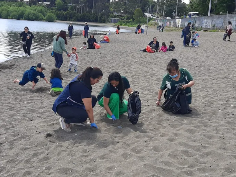 Niñas y Niños de Jardín Infantil Princesa del Lago realizaron Limpieza de la Playa de Puerto Chico