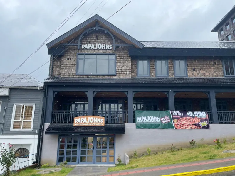 Papa Johns inaugura tienda en Puerto Varas con “Pizza Day”: slices de pizza gratis para quienes lleguen a la inauguración
