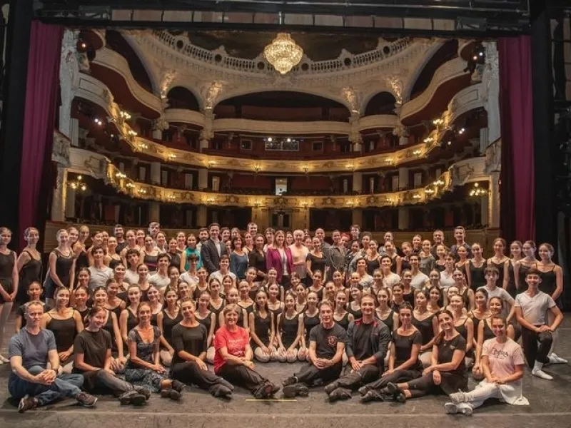 Profesora de Ballet de la Escuela Municipal de Danza, Claudia Bravo, participó en curso Dictado por docentes de la Ópera de París