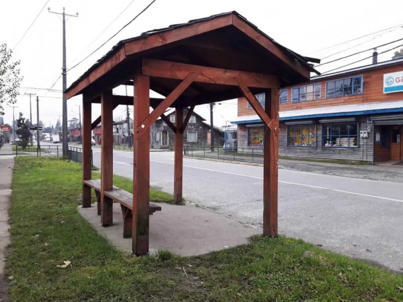 Solicitan reparar refugios peatonales