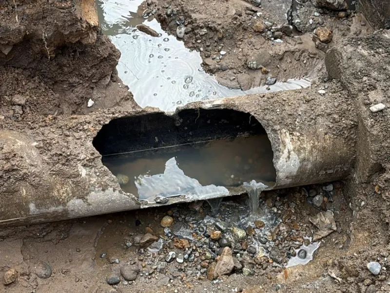 Suralis gestionará paralización de obras a empresa que rompió impulsión de aguas servidas en costanera de Puerto Varas