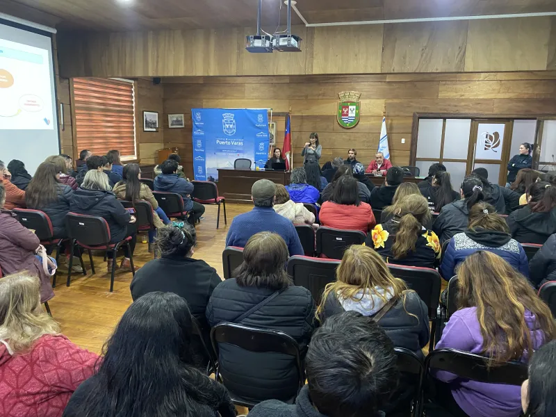 Una treintena de comités habitacionales puertovarinos participaron en reunión ampliada organizada por el SERVIU y la Municipalidad de Puerto Varas