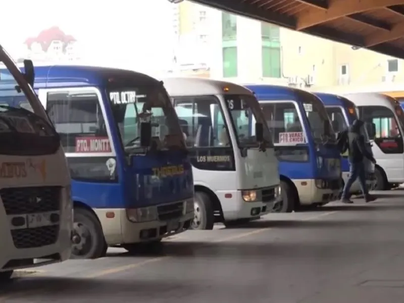 Usuarios del transporte público denuncian situación insostenible ante nuevas alzas en minibuses y colectivos en Puerto Montt, Puerto Varas, Calbuco, Llanquihue, Los Muermos y Maullín