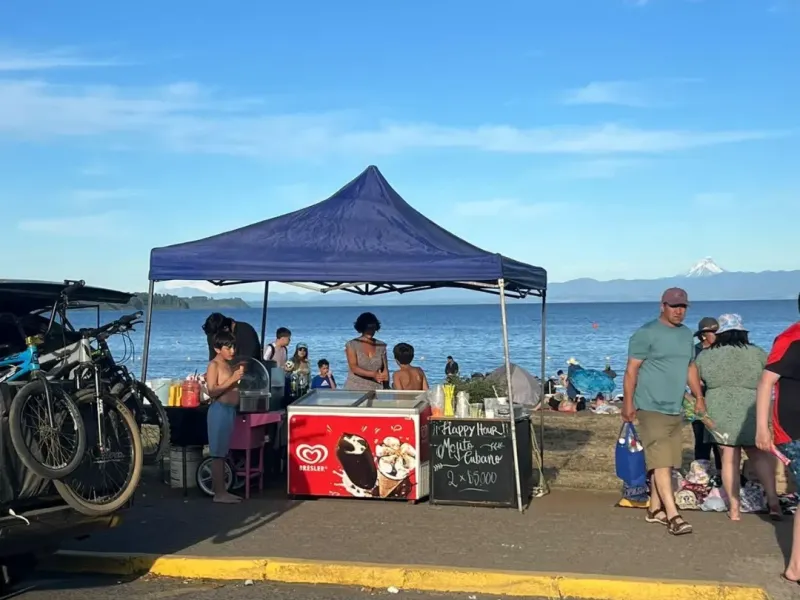 Vecinos de Frutillar denuncian colapso de balneario: vendedores ambulantes, basura y autos mal estacionados