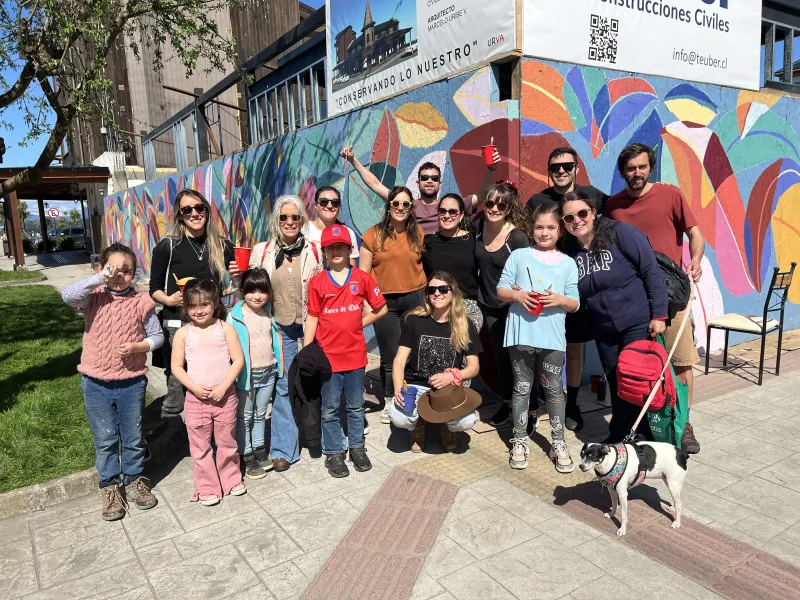 Vecinos disfrutaron pintando mural en el centro de Puerto Varas liderados por la artista Francisca Prieto