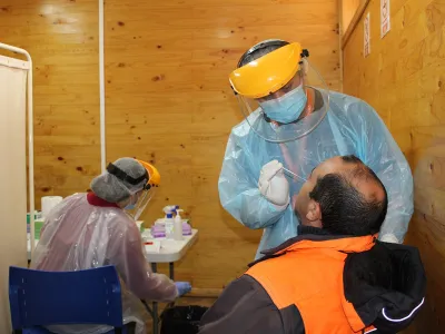 Aplican Examen PCR a Trabajadores que realizan faenas en Cochamó 