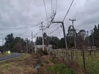 Arduo trabajo de brigadas Crell permitió la reposición del servicio eléctrico en Alerce