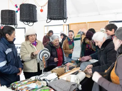 Artesanas de Los Lagos y Aysén compartieron saberes y experiencias en torno al tejido en lana y la cerámica
