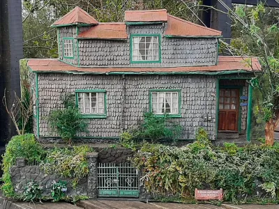 Artista Julio Saltarini construyó replica de Casa Boegel