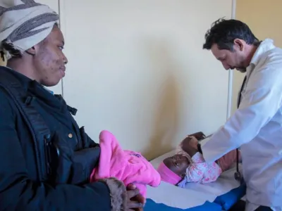 Aseguran atención de salud para migrantes independiente de su situación