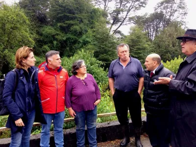 Autoridades conocen en terreno contaminación de río en Chonchi