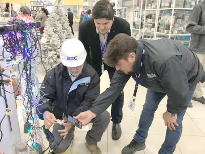 Autoridades fiscalizan luces navideñas y llaman a comprar productos certificados con sello SEC en la región de Los Lagos